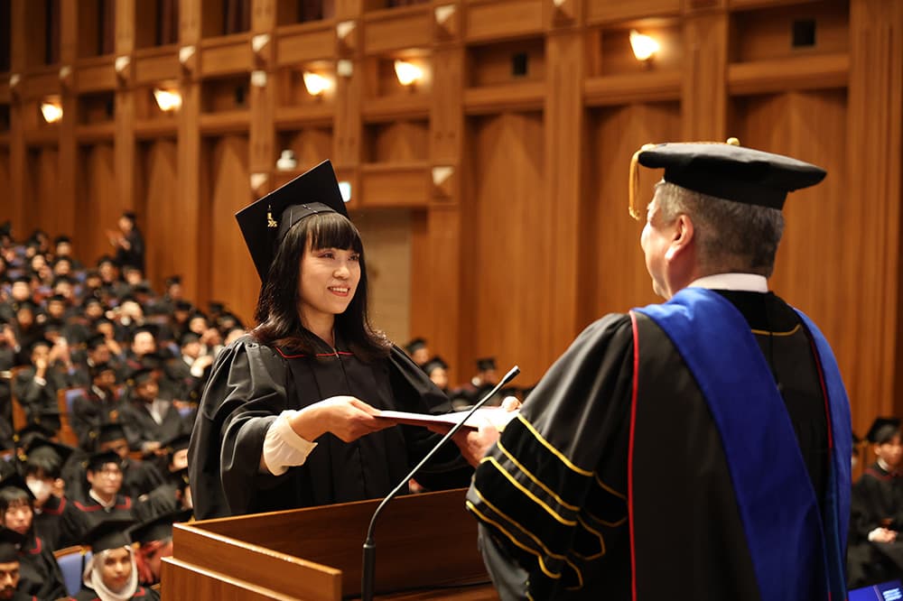 長谷川総長から学位記を授与されるKCGI修了生代表（同）