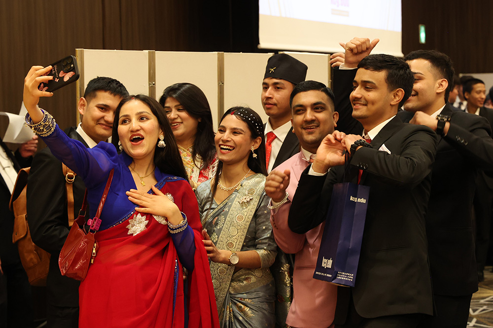 KCGグループ学位授与式・卒業式を終えた日の夕方，修了・卒業祝賀会が開催されました。修了生・卒業生たちは，それぞれに教職員を囲み，飲み物を手に学業生活の思い出や将来の夢を語り合いました（2026年3月19日夕，リーガロイヤルホテル京都春秋の間）