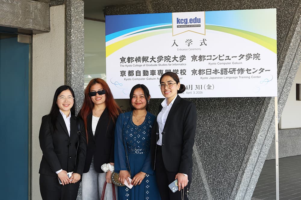 New students and their parents pose for a commemorative photo in front of the main entrance of the Kyoto International Conference Center.