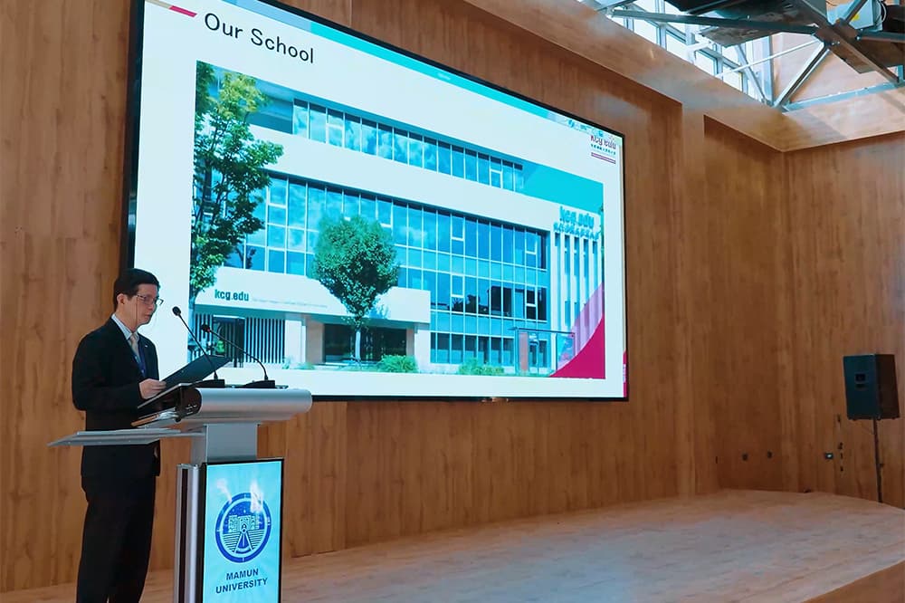 ウズベキスタン・マムン大学で開催の国際会議に招待され講演する伊藤雅之KCGI准教授。講演では，写真を使いKCGIについて説明しました（2026年3月7日）