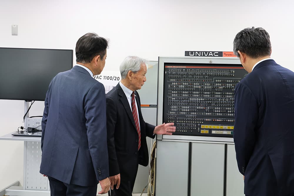 メンテナンスパネルが点灯するUNIVAC1100/20を熱心にご覧になっていました