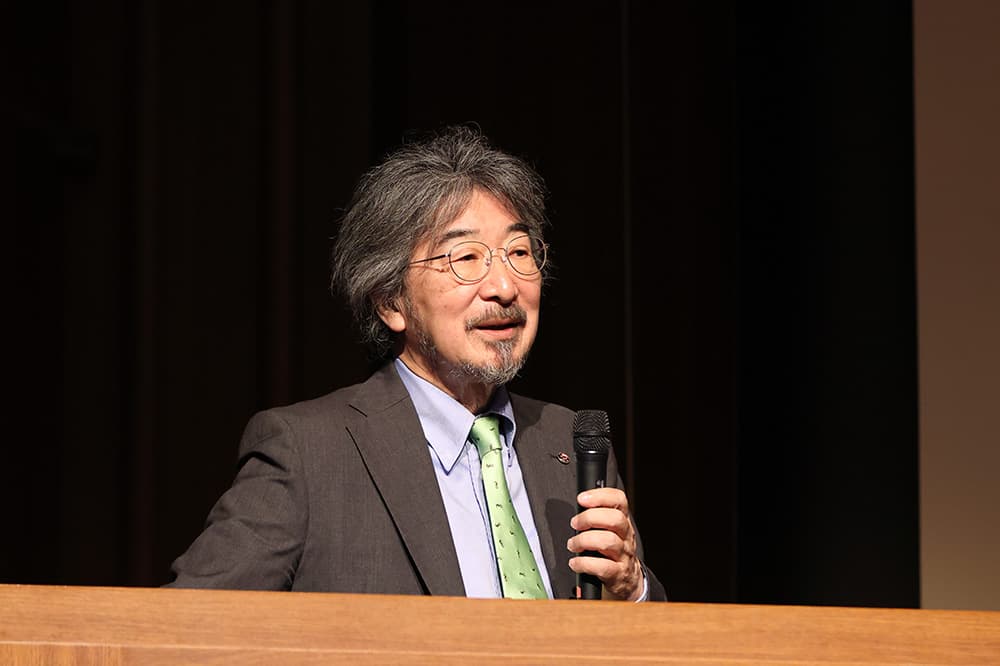 Mr. Takamoto, chairman of Temuzak, called on the students to cooperate.
