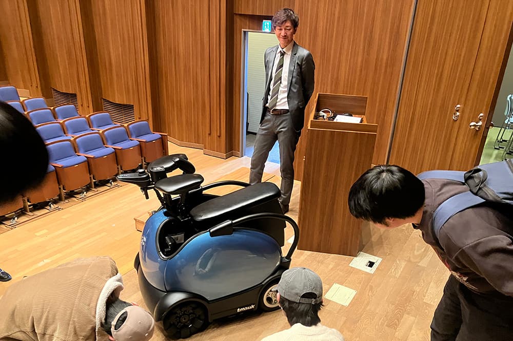 KCG engineering students were enthusiastic and Temuzak researchers seemed to enjoy explaining their findings.