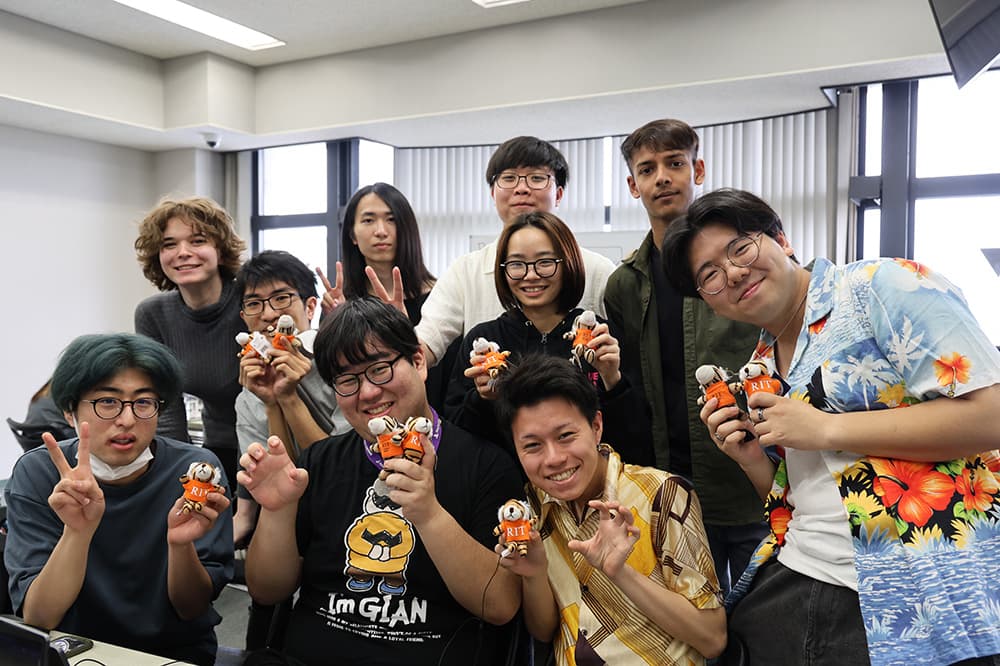 RITのスクールマスコット「RITタイガー」。連続参加の学生は，昨年分も連れてきています