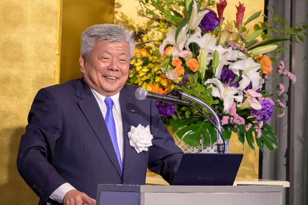 日本IT団体連盟10周年記念式典であいさつする長谷川亘 京都情報大学院大学・京都コンピュータ学院総長（IT連盟代表理事・筆頭副会長）
