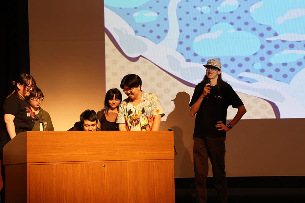 大ホールでのプレゼンテーション。制作したゲームを披露しました