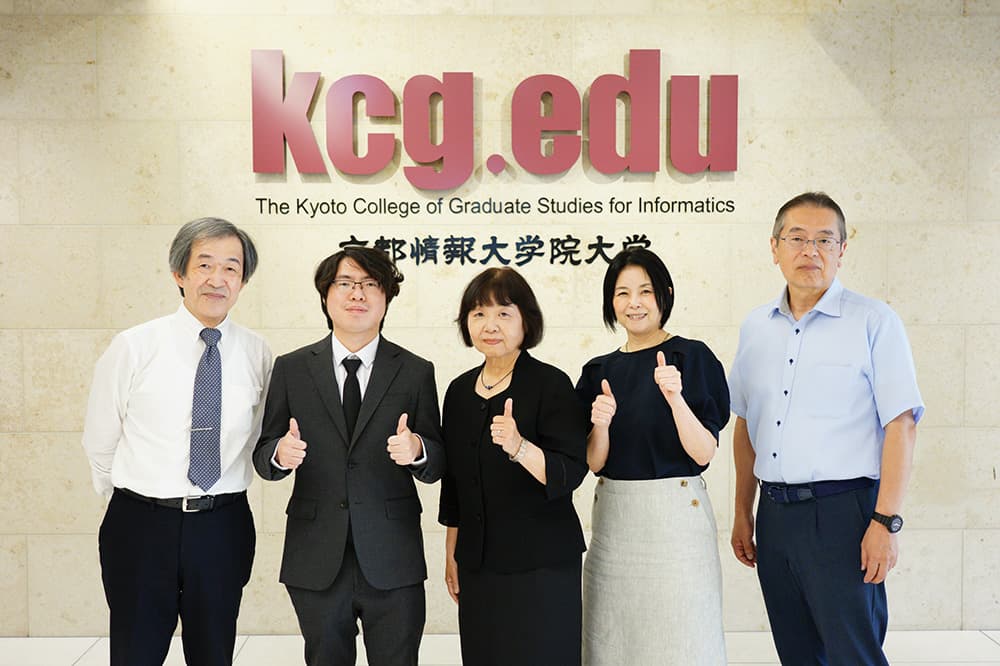 After the Master's Project Public Hearing, the students who presented and their professors posed for a commemorative photo (July 30, 2026, KCGI Hyakumanben Campus Main Building)
