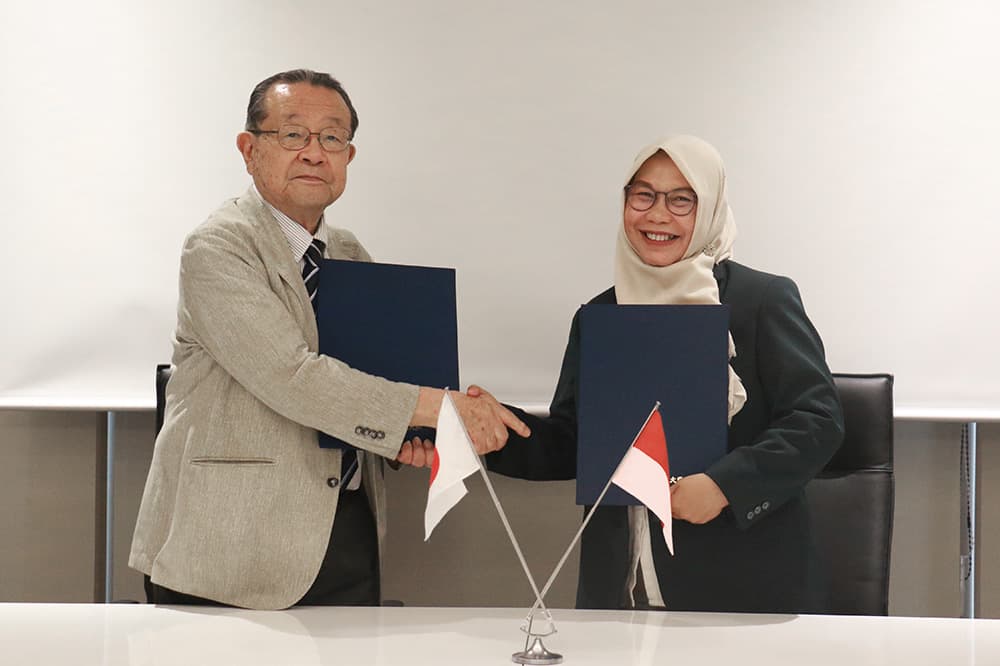 MOUへの署名を終えたKCGIの寺下陽一学長とUNUSAのNuzulul Fatimah管理学部長（2026年7月31日，KCGI京都本校百万遍キャンパス）