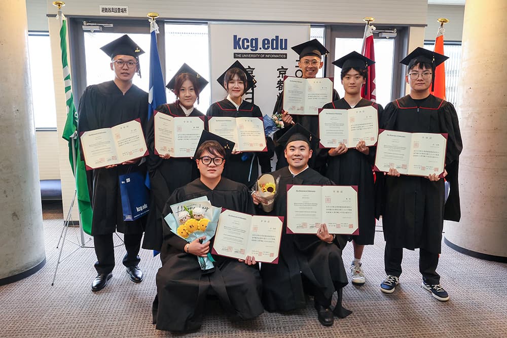 学位授与式・卒業式終了後，修了生・卒業生たちは仲間同士で集まり記念撮影。晴れやかな表情で写真に納まりました（2026年9月14日，KCGI京都駅前サテライト・KCG京都駅前校）