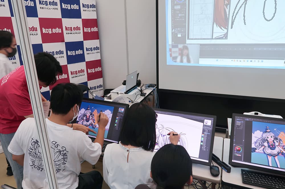 Visitors trying their hand at creating illustrations using LCD tablets.KCG student staff members provided assistance with the operation.