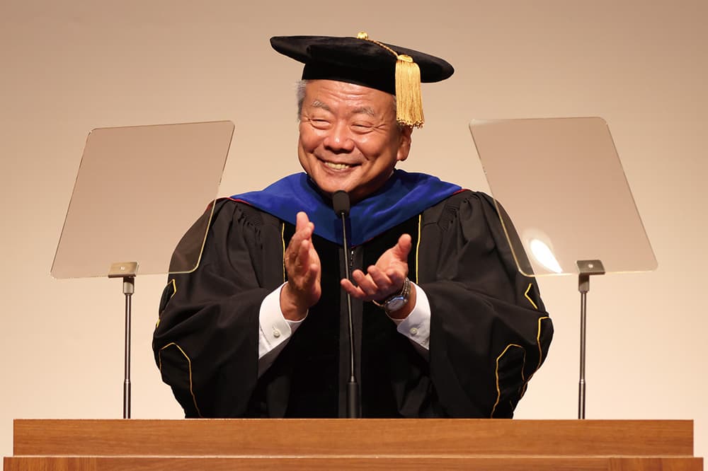 Wataru Hasegawa, President of KCGI, KCG, and KCGM, delivering the commencement address at the Fall 2026 Semester Enrollment Ceremony (September 30, 2026, Grand Hall on the 6th Floor of the KCGI Kyoto Station Satellite Campus and KCG Kyoto Station Campus)