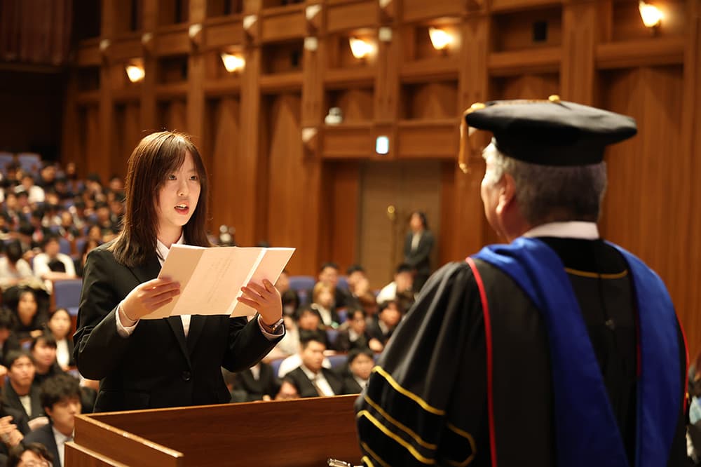On behalf of the incoming students, Mr. Zhu from the KCGI Graduate School of Applied Information Technology delivered a powerful oath.
