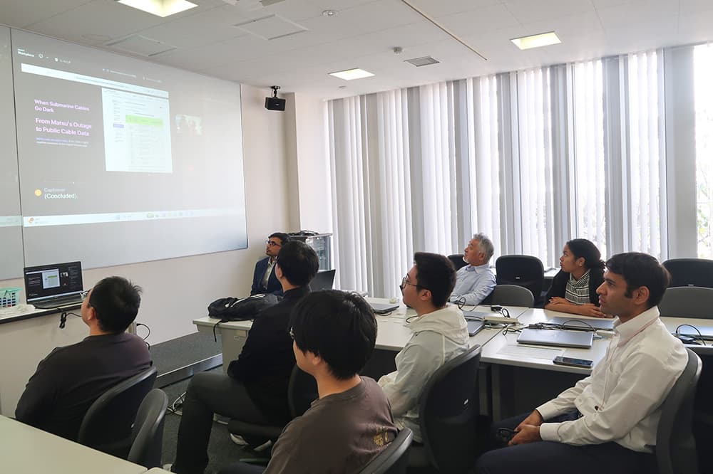 KCG会場は京都駅前校新館。最終日には「アジア太平洋地域において，誰もが利用できるデジタル基盤を目指すための方策」について確認しました＝同